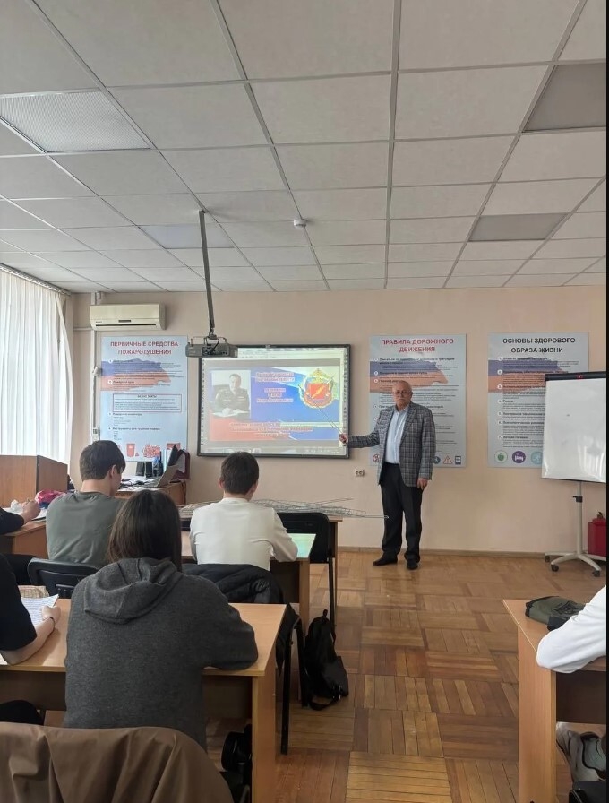 Преподаватель ОБЖ Сыромолот С. В. провёл для студентов 4‑го курса ГБПОУ РО «ДПК» информационную встречу на актуальную тему: «Комплектование войск беспилотных систем Вооружённых Сил Российской Федерации личным составом».