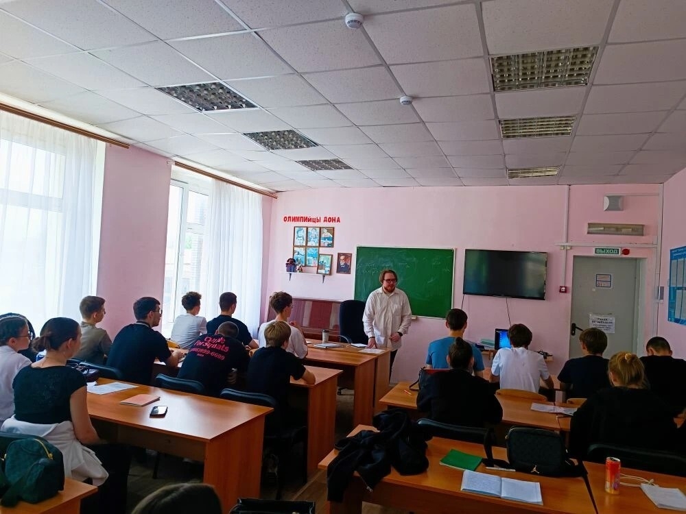 26.05.2026 г. в Донском педагогическом колледже состоялось информационно-просветительское мероприятие о возможностях прохождения службы в войсках беспилотных летательных аппаратов (БПЛА).